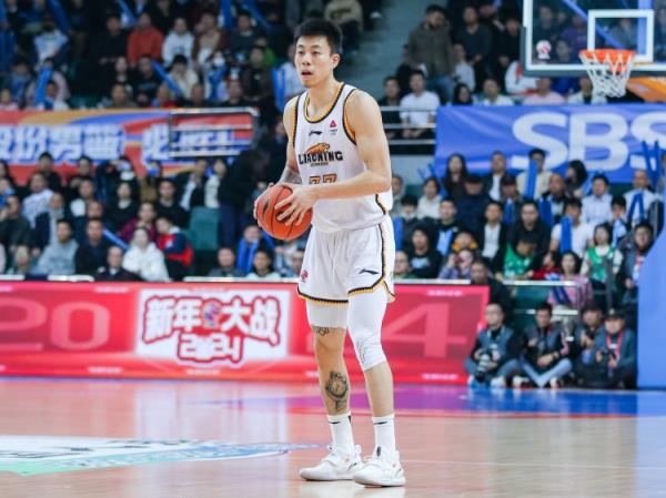 屋漏偏逢連夜雨！張鎮(zhèn)麟7中1僅得2分2板4助 末節(jié)受傷離場(chǎng)